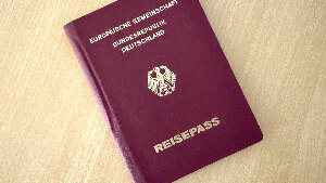 Sie sehen einen deutschen Reisepass.