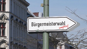 Sie sehen einen Wegweiser, der mit &bdquo;Bürgermeisterwahl&ldquo; und &bdquo;ungültig?&ldquo; beschriftet wurde.