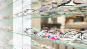 Sie sehen Glasregale mit Brillen, wie beim Optiker.