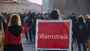 Sie eine Menschenmasse die streikt.