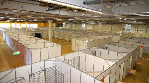 Sie sehen die abgetrennten Wohnbereihe einer Notunterkunft.