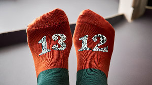 Sie sehen ein Paar Socken mit den Aufdrucken &bdquo;13&ldquo; und &bdquo;12&ldquo;.