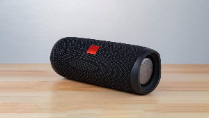 Sie sehen einen tragbaren Lautsprecher.