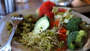 Sie sehen einen Teller mit Gemüse.