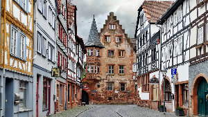 Sie sehen das &bdquo;Steinerne Haus&ldquo; in der Altstadt der hessischen Stadt Büdingen.