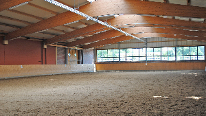 Sie sehen eine leere Reithalle.