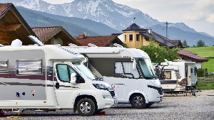 Sie sehen zwei abgestellte Wohnmoblie.