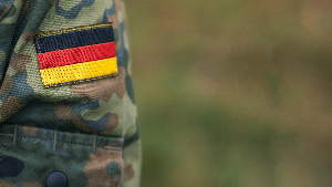 Sie sehen den Arm eines Soldaten der Bundeswehr.