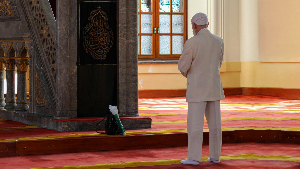 Sie sehen einen Muslimen beim Gebet.