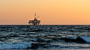 Sie sehen eine Bohrplattform auf dem Meer.