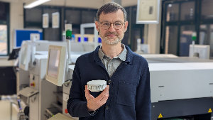 Sie sehen Sebastian Herre, den Geschäftsführer der Firma Pyrexx, mit dem von der Stiftung Warentest fehlerhaft getesteten Rauchmelder PX-1.