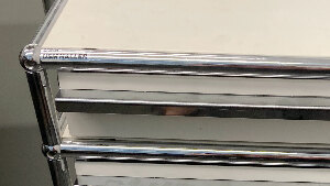 Sie sehen einen Schrank der Marke &bdquo;USM Haller&ldquo;.
