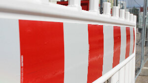 Sie sehen den Absperrzaun einer Baustelle.