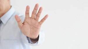 Sie sehen eine zur Abwehr erhobene Hand.