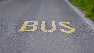 Sie sehen eine ausgewiesene Busspur in einer Stadtstraße.