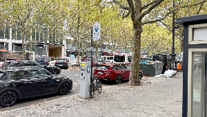 Sie sehen einen Parkscheinautomat am Kurfürstendamm im Berliner Stadtbezirk Charlottenburg-Wilmersdorf.